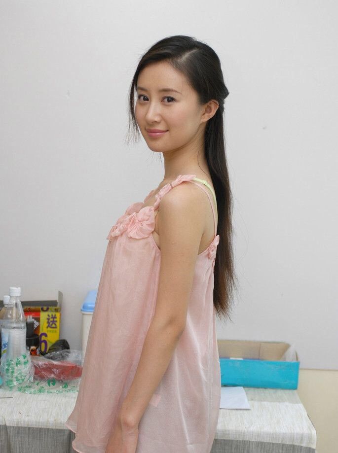 邻家女孩舒畅花容月貌,气质优雅,笑容甜美