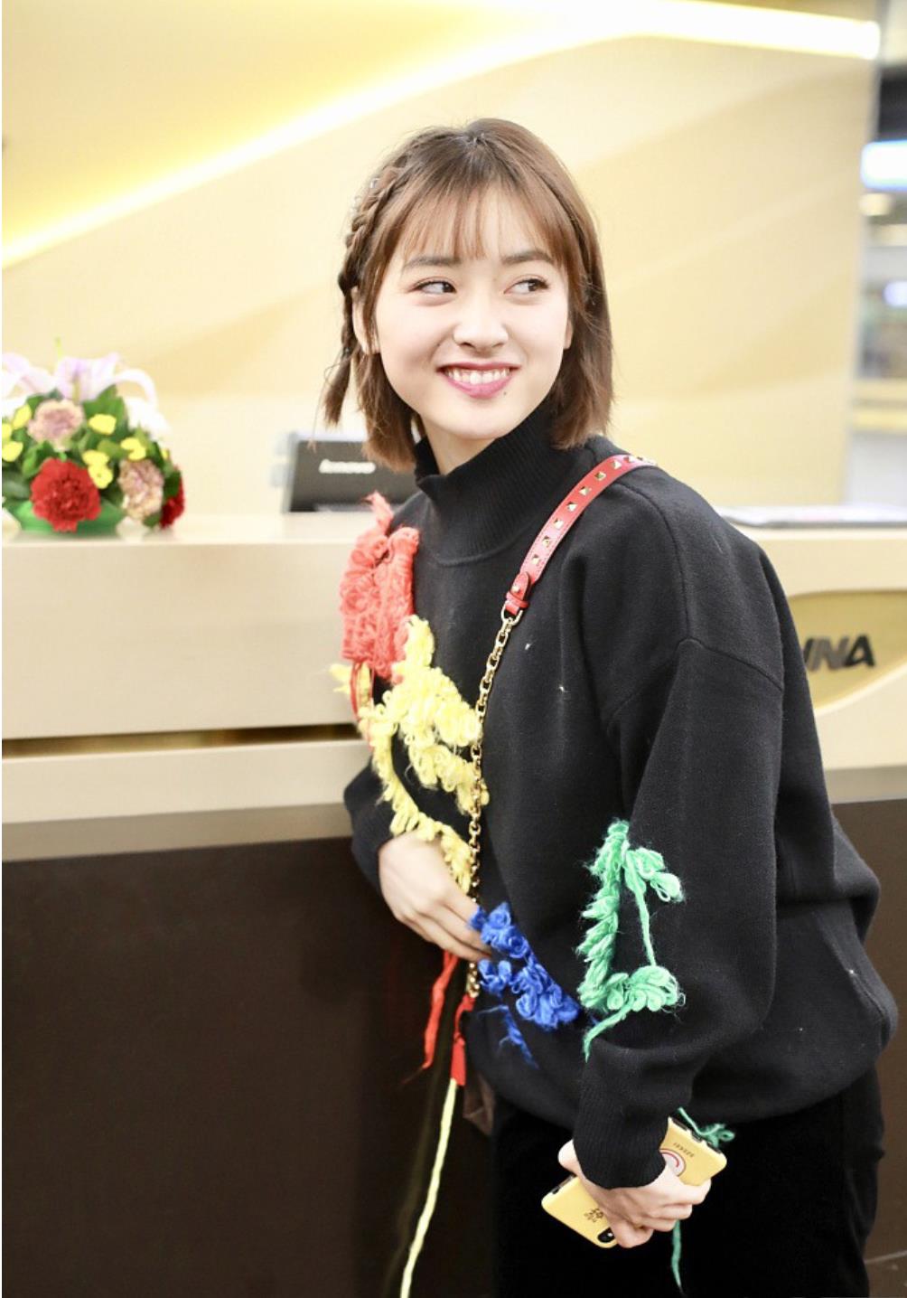 沈月趴柜台回眸甜笑 可爱满分