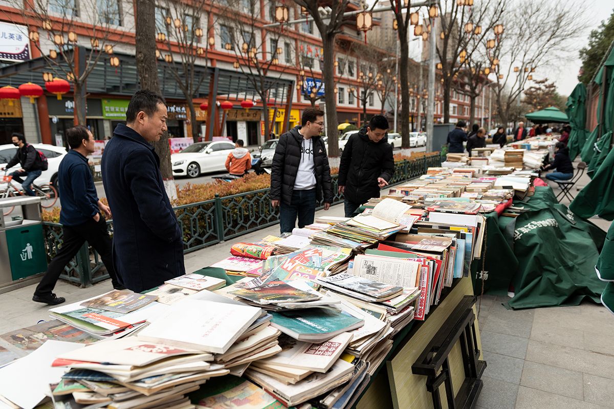 西安这条街上有个古旧书摊，绵延上百米，成爱书人的阅读天堂|天堂|书摊|西安_新浪新闻