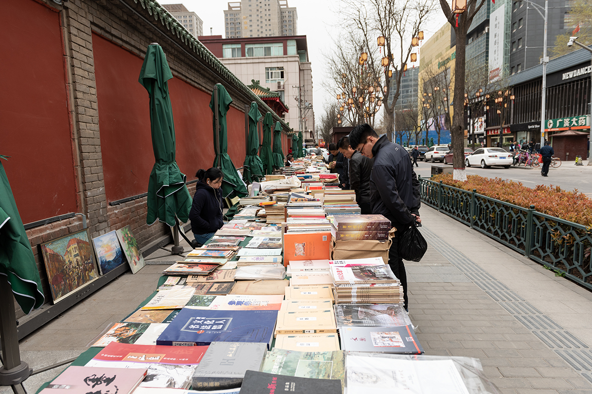 西安这条街上有个古旧书摊，绵延上百米，成爱书人的阅读天堂|天堂|书摊|西安_新浪新闻