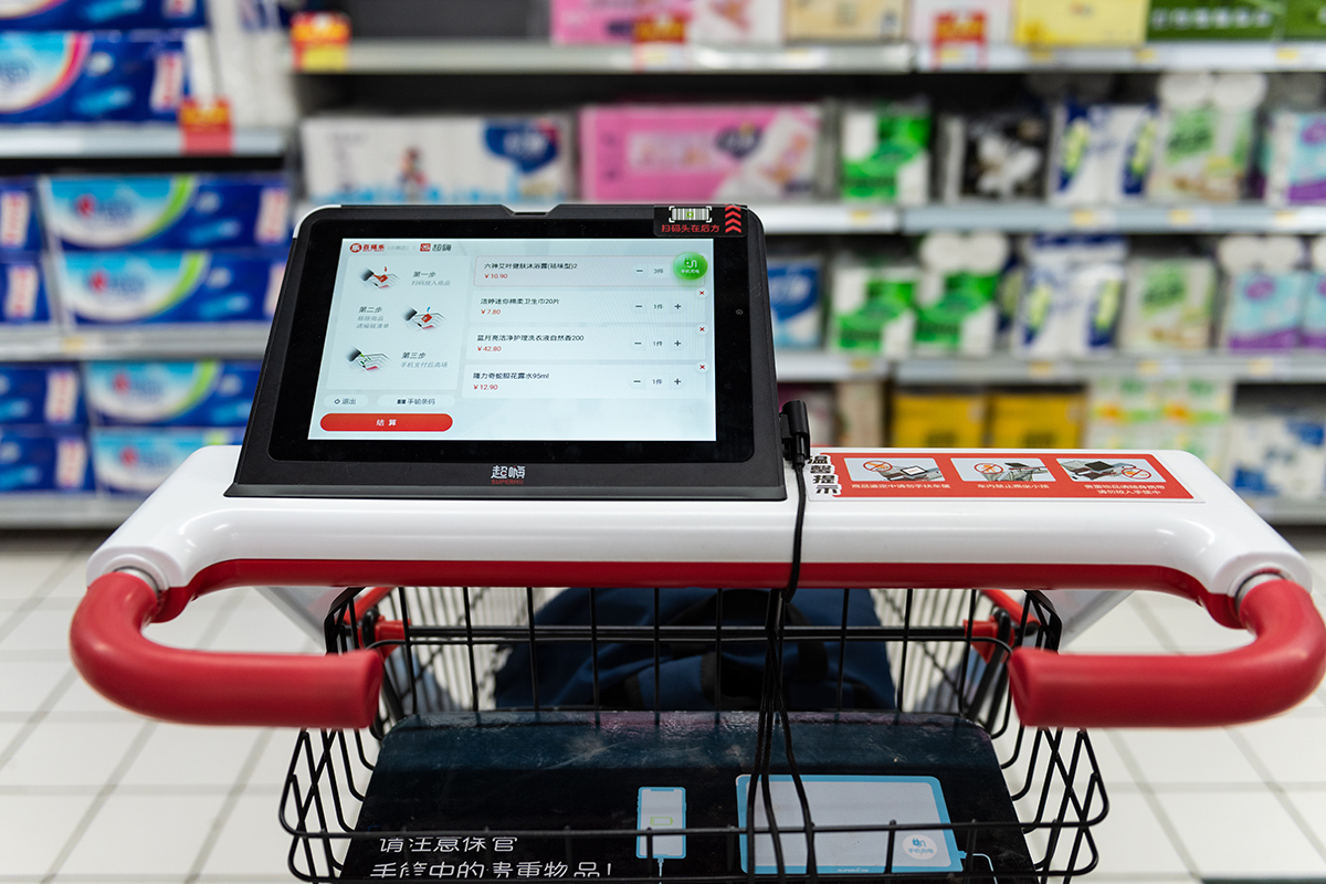 西安一超市推出"自助购物车",顾客不用排队即可轻松结账__财经头条