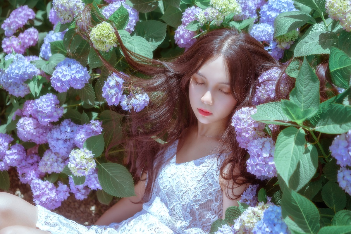 有公主气质的漂亮嫩白美女花海写真