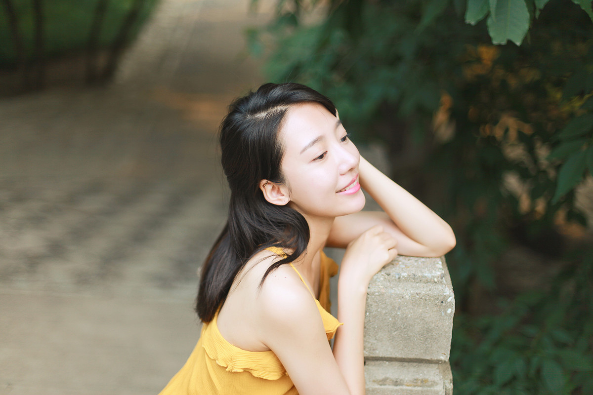 素颜美腿美女少妇,模样甜美可爱