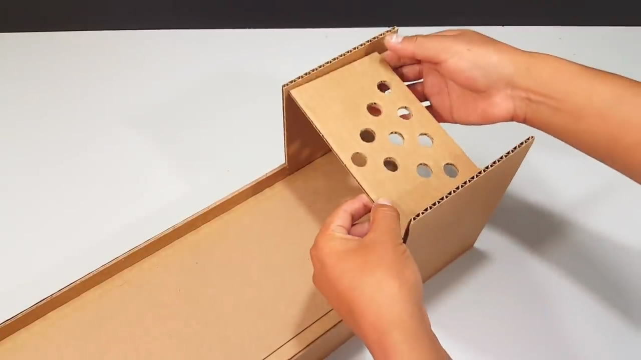 在家也能打保龄球,看看牛人是如何用纸板玩保龄球的,创意十足!