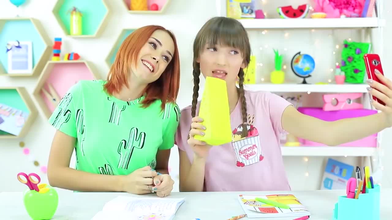 淘气姐妹偷吃方式太特别零食制成文具吃起来性感又霸气