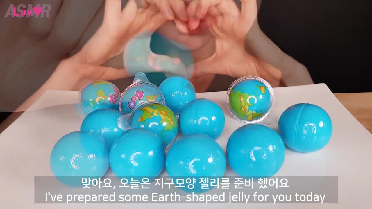 国外女吃货,吃蓝色地球软糖,细嚼慢咽,发出咀嚼声,我都馋了