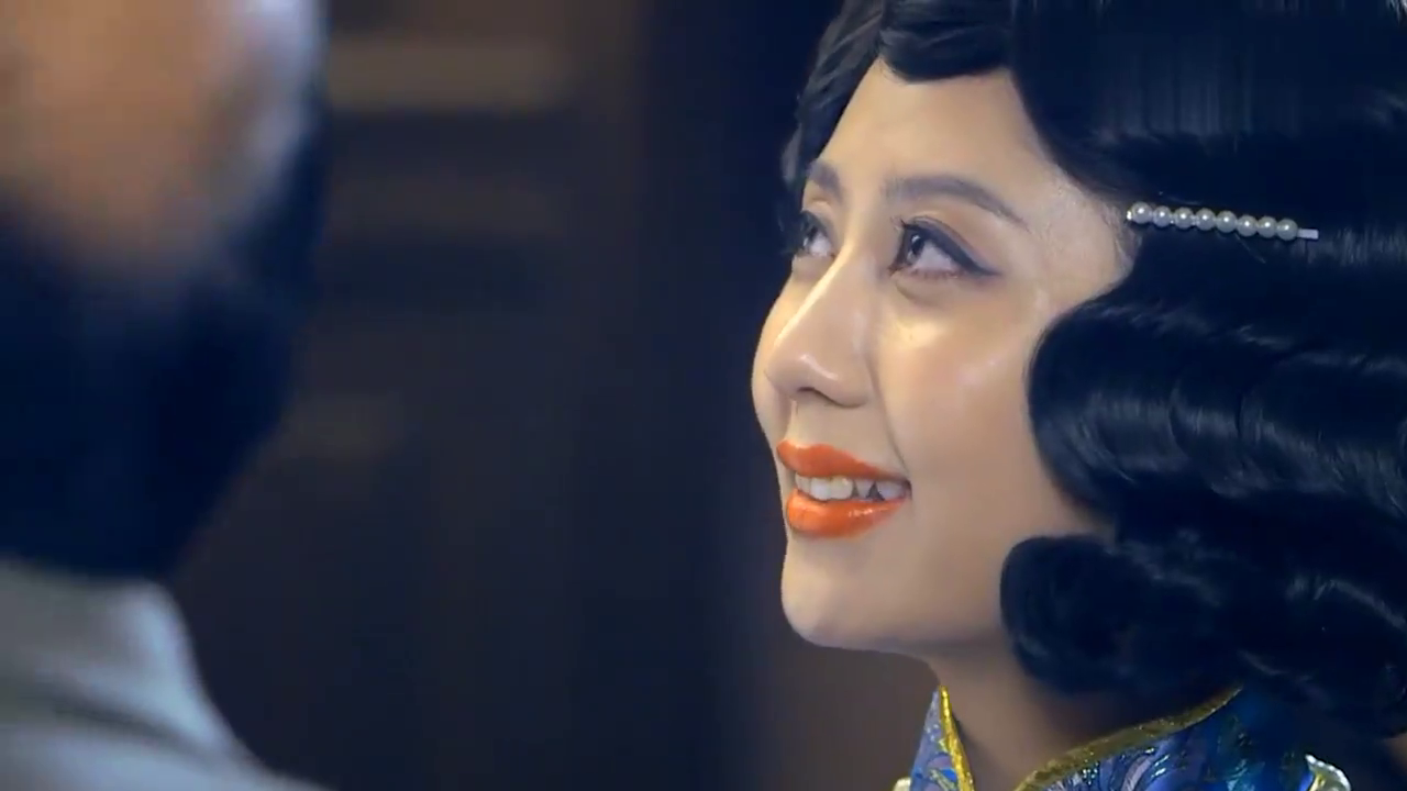 女鬼子想摔碎病毒,男人一把接住女八路,连开8枪击毙女鬼子