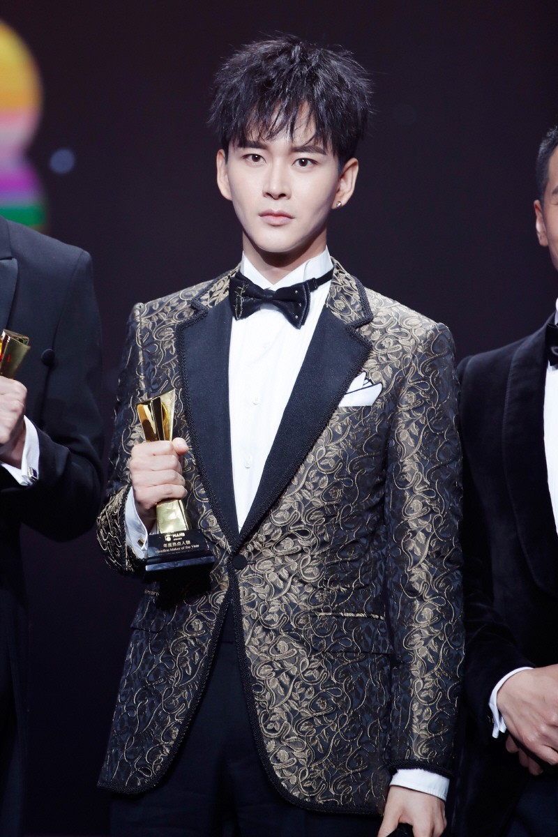 黄宥明亮相时尚先生年度先生盛典 斩获2018年度热点人物