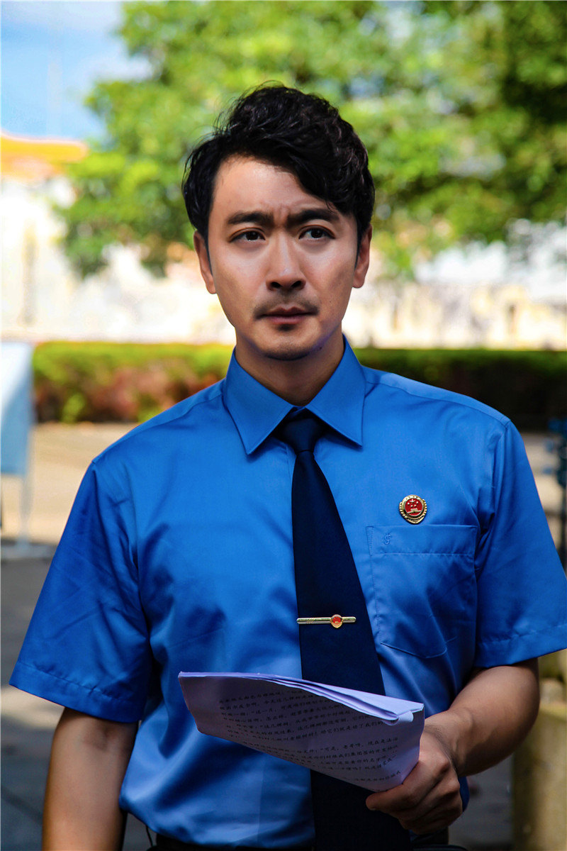 黄俊鹏曝检察官制服写真谈人生感悟获好评