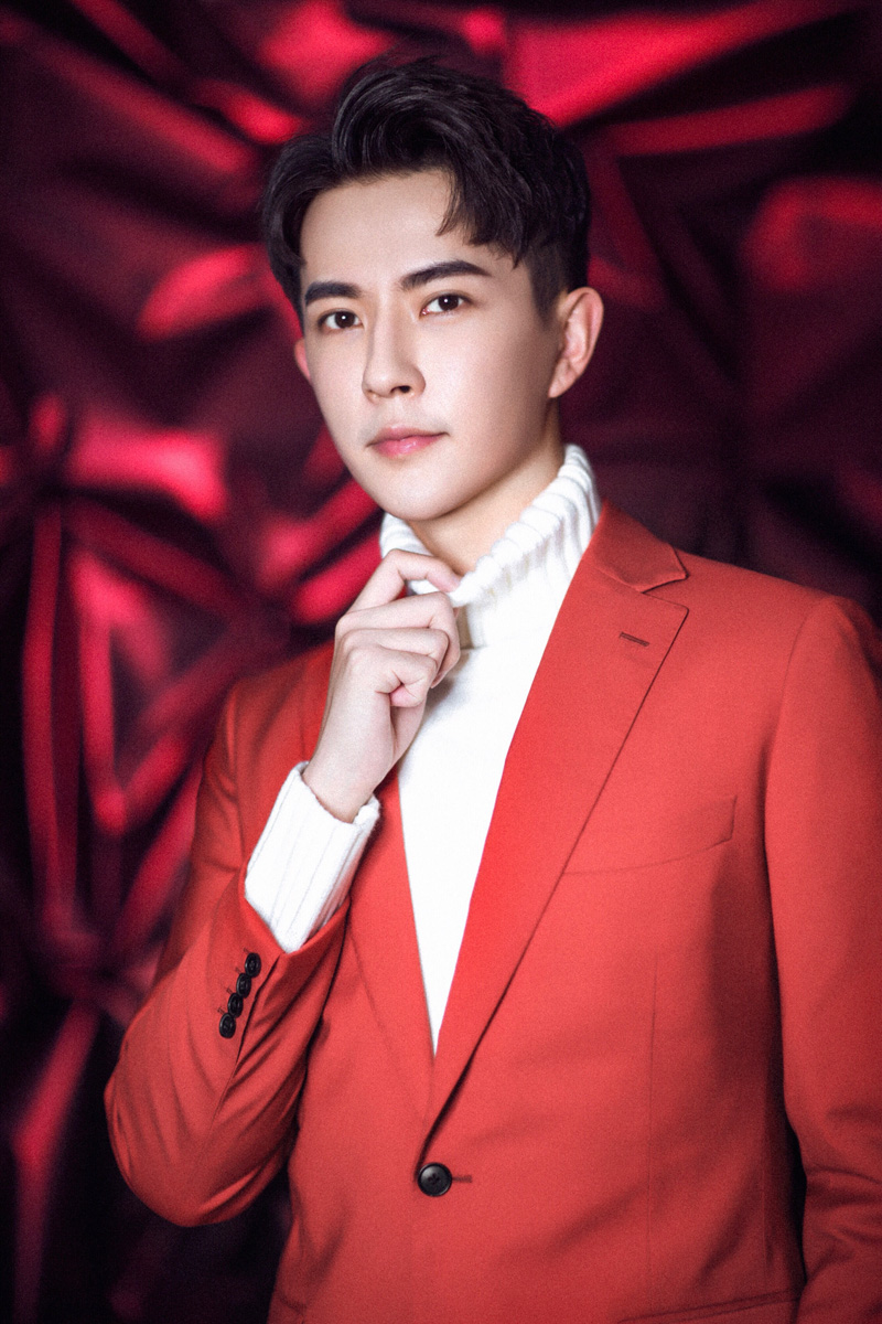 于朦胧红色西装助阵冰雪盛典青春正能量开唱燃情跨年