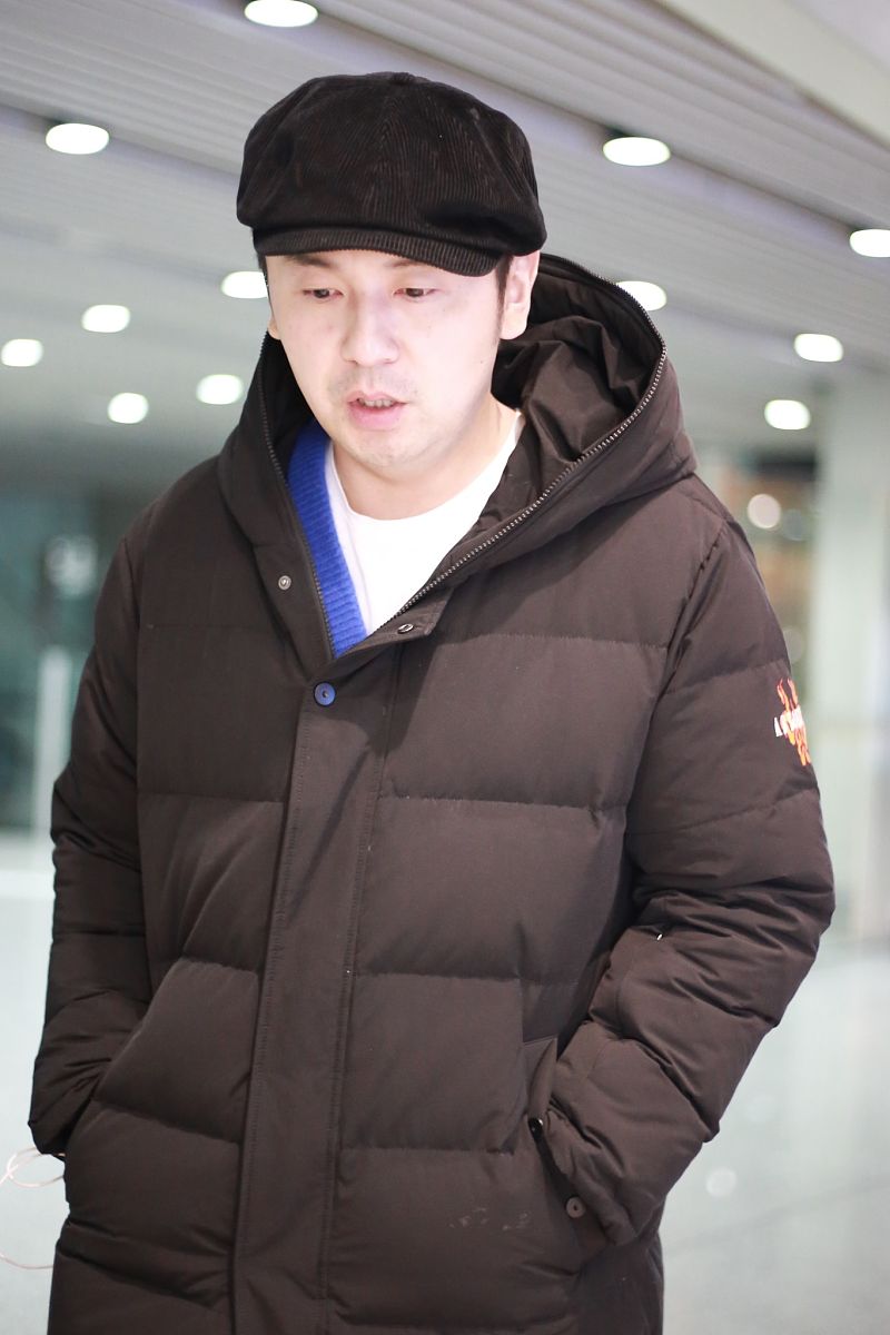 雷佳音戴黑色贝雷帽配羽绒服,实力演绎中年大叔的保暖意识