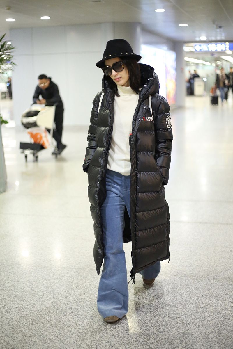 羽绒服配牛仔裤好看吗女(羽绒服配牛仔裤)-第2张图片-潮百科 羽绒服配牛仔裤好看吗女(羽绒服配牛仔裤)-第2张图片-潮百科