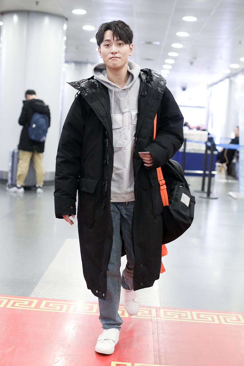 秦俊杰机场现身心情大好牛仔裤配羽绒服简单又帅气