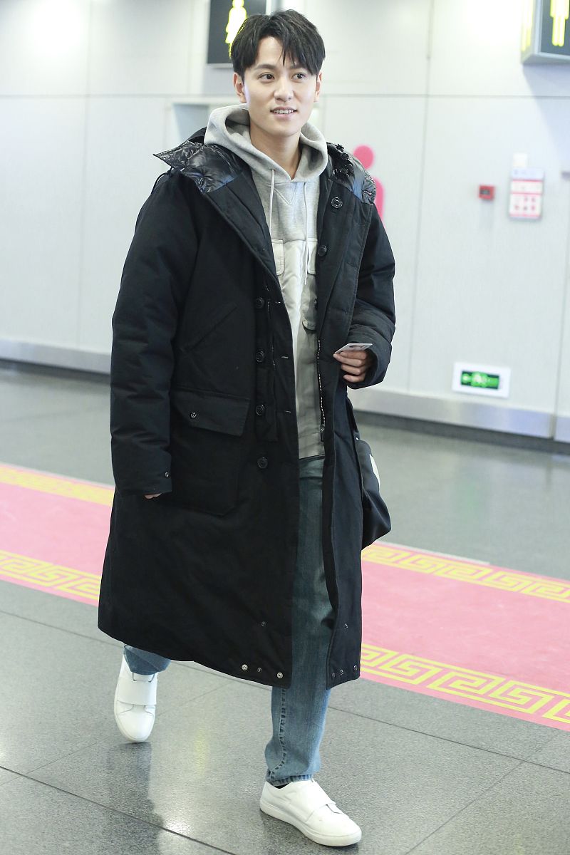 秦俊杰机场现身心情大好牛仔裤配羽绒服简单又帅气