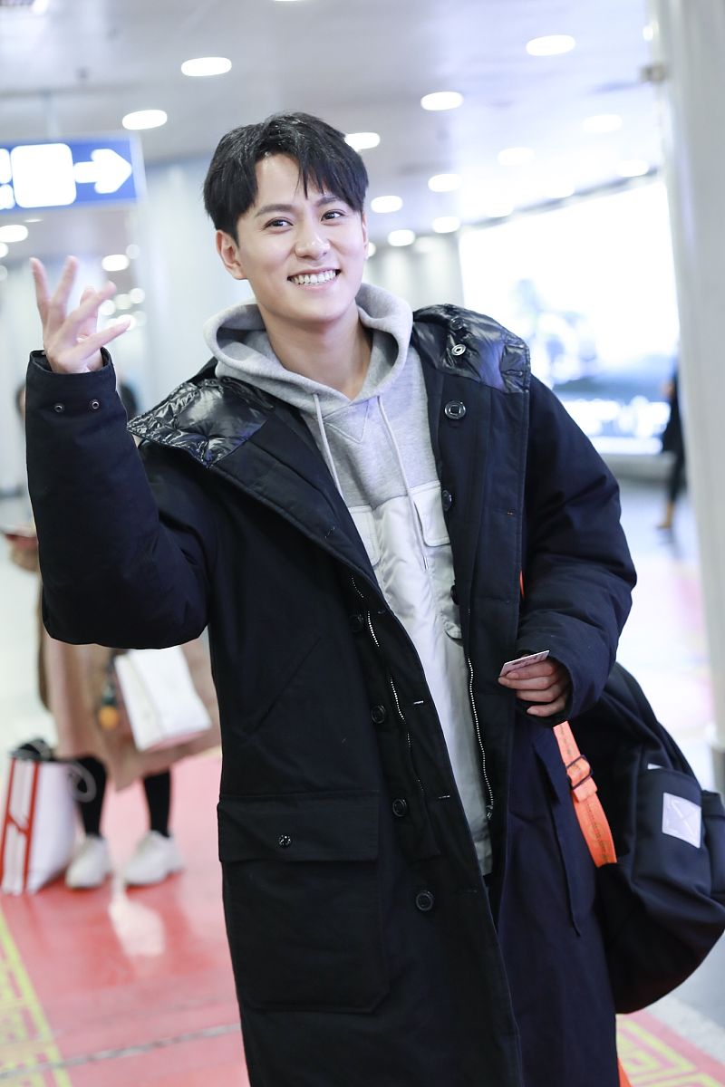 秦俊杰机场现身心情大好牛仔裤配羽绒服简单又帅气