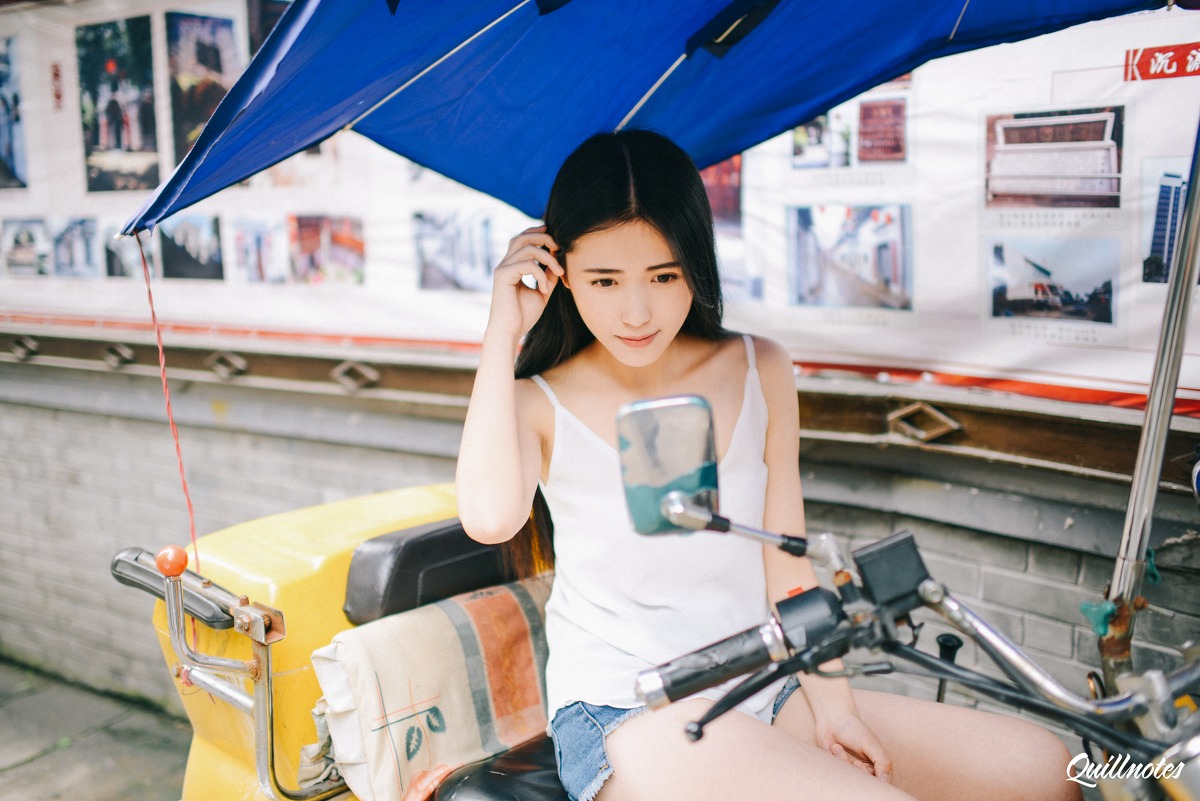 牛仔短裤美腿漂亮女孩,美丽动人