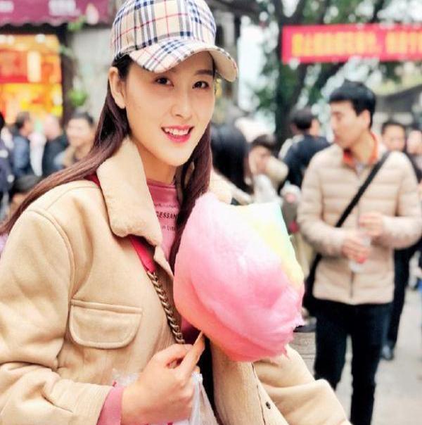 "嘎子哥"谢孟伟晒老婆美照,说"老婆你是不是又偷摸变漂亮了"