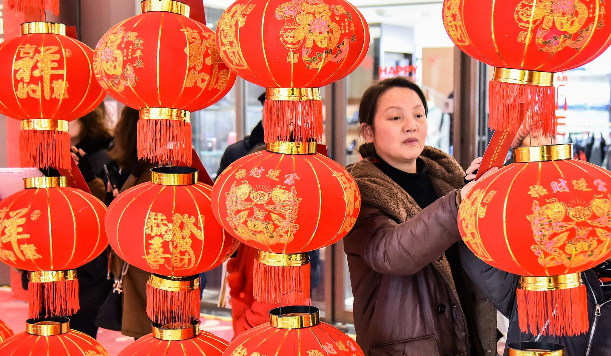 中国传统节日元宵节上的猜灯谜活动