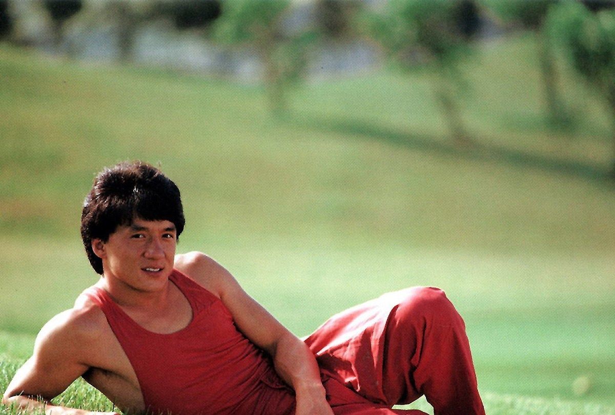 成龙年轻时候也是小鲜肉一枚 现在略显成熟 大哥风范十足