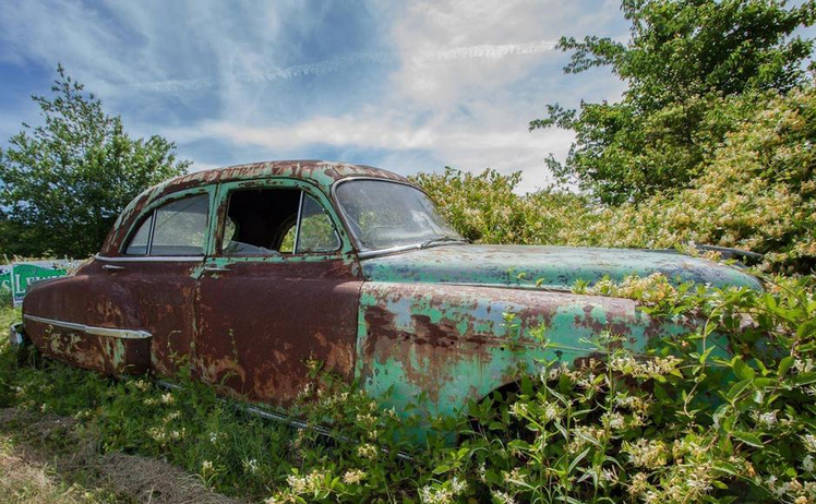 实拍世界最大汽车墓地,画面凄凉如同末日,网友:可以来几辆吗?