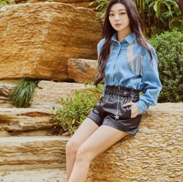 李紫婷怎么做到穿紧身裤无一丝褶皱的?看她穿短裤的腿,明白晚