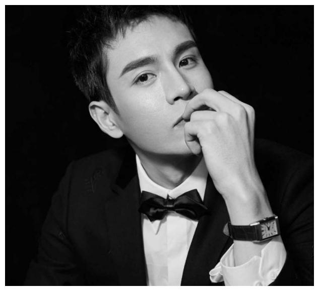 他婚后靠卖妻子名牌包生活,一朝成名挣的钱全给妻子