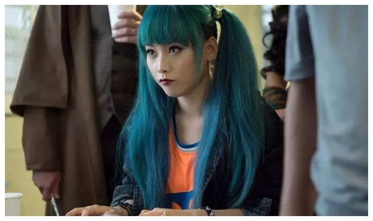 《唐探3》kiko,25岁却穿60几岁的衣服,涂个口红降不住了