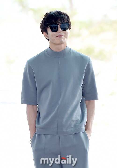 韩国艺人金材昱飞往法国巴黎参加时装秀