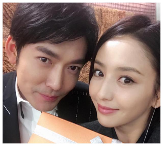 张博晒和佟丽娅合照,喊话黄晓明称"抢婚",网友举双手赞同?