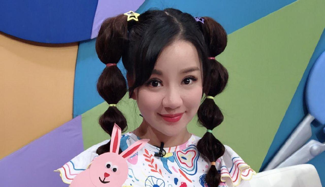 央视主持人红果果近照嫁给了绿泡泡今一家三口很幸福