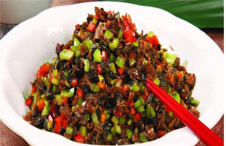 带着回忆的肉丝外婆菜,咸酸辣脆甜尽在口中,远嫁闺女边吃边想哭