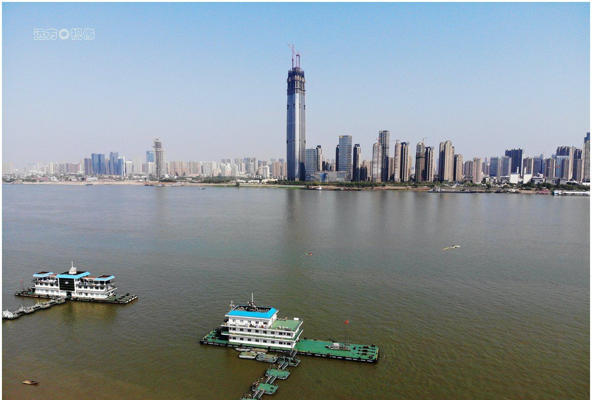 春日的阳光下在武汉的"外滩"上空遨游