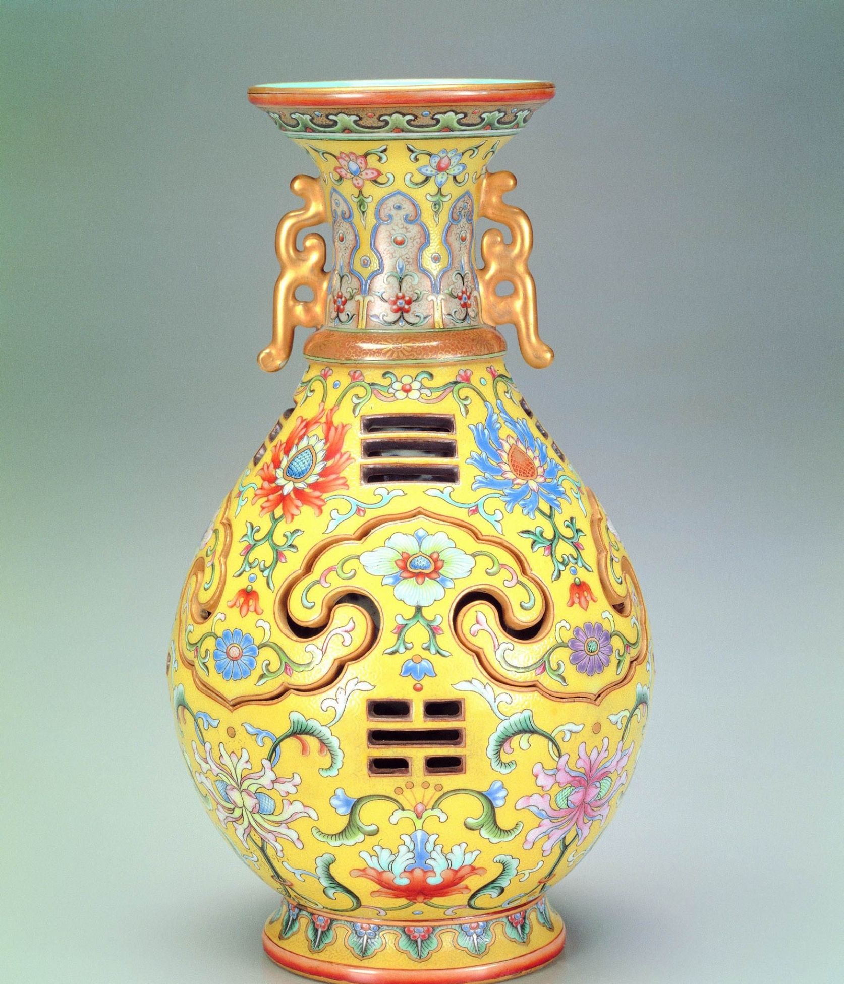 珐琅彩黑地缠枝花卉碗,现藏于台北故宫博物院,乾隆时期的瓷器,因为