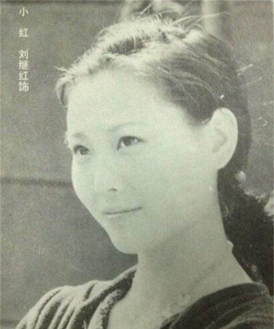 林红玉,又叫小红,小红先是贾宝玉的丫鬟,后来又跟了王熙凤.