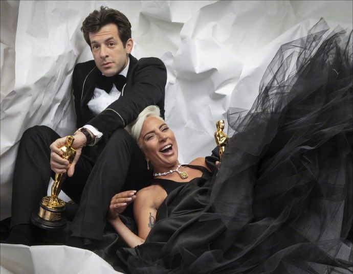 世纪大和解!lady gaga手捧小金人躺麦当娜怀中亲密合影