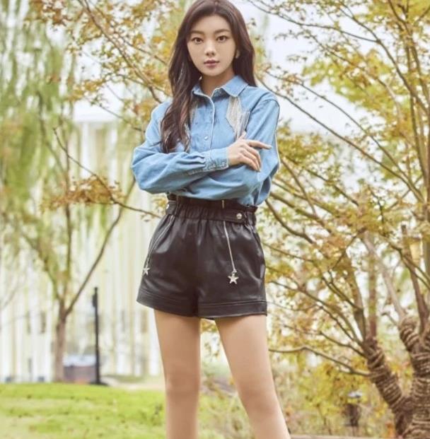 李紫婷怎么做到穿紧身裤无一丝褶皱的?看她穿短裤的腿,明白晚