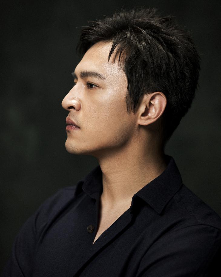 胡海锋冬日硬朗风写真曝光 眼神如炬尽显沉稳大气