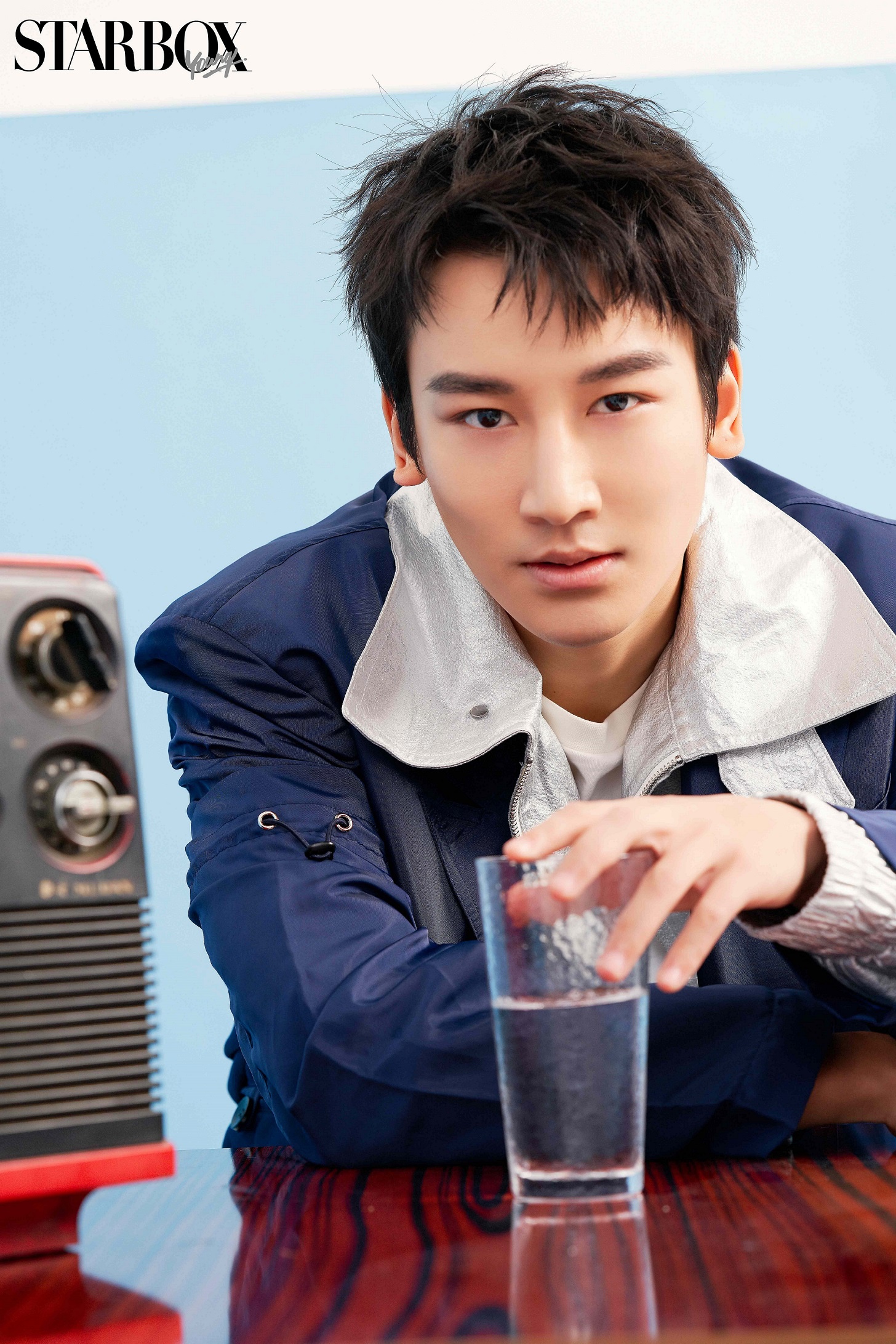 麦亨利最新时尚大片释出 清爽潮酷切换自如