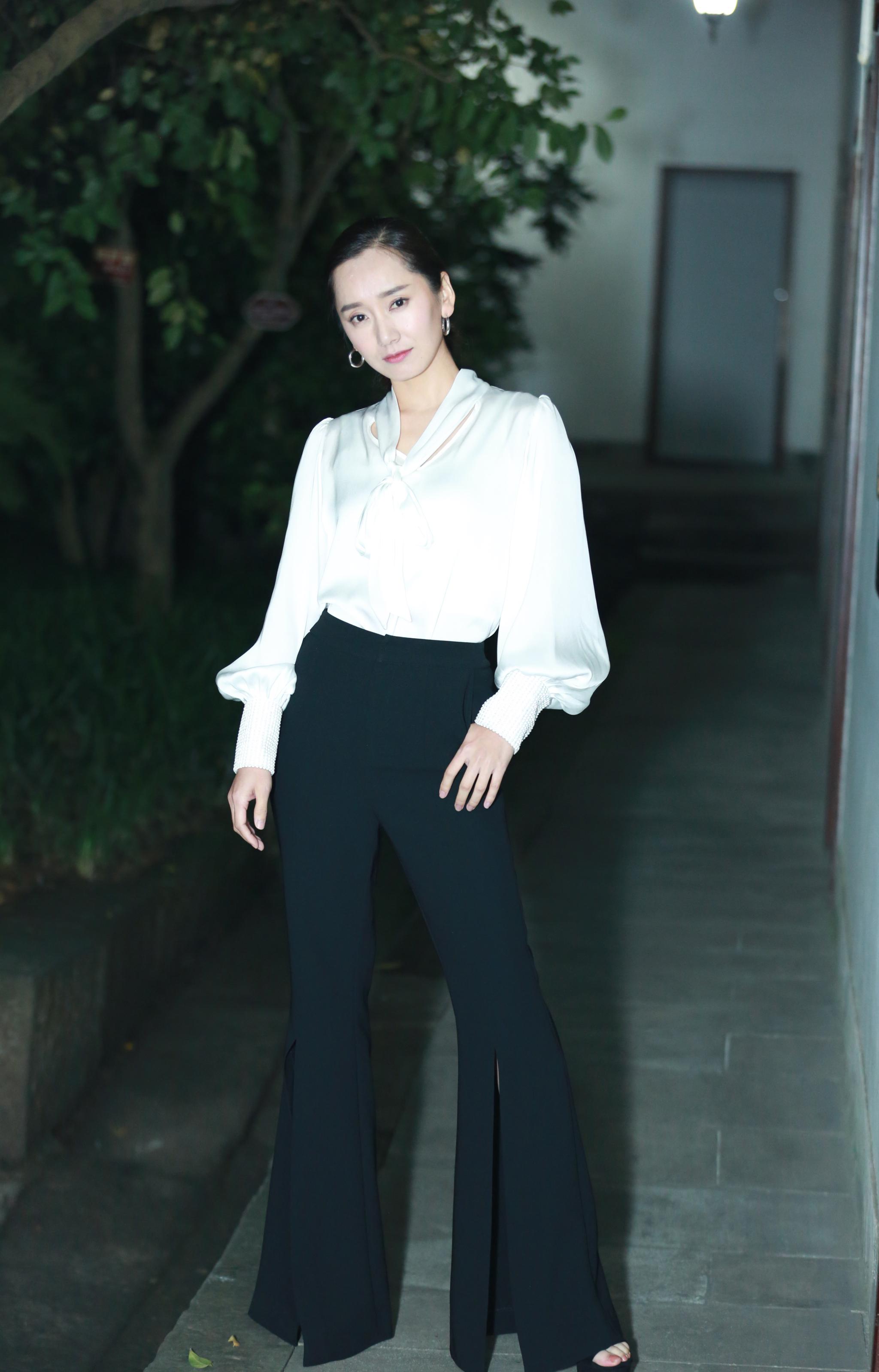 董晴亮相电影周致敬幕后英雄 知性优雅熟女感十足