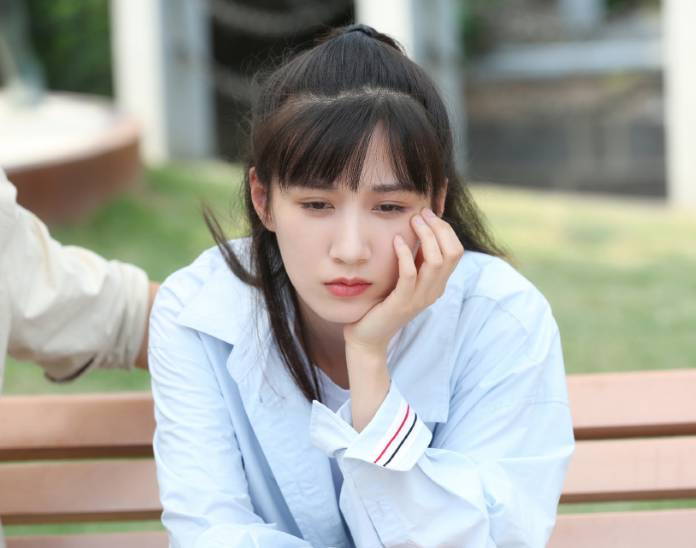 《潮范十足斗》中的向真换脸颊线条柔顺,漆黑的头发有着自然的起