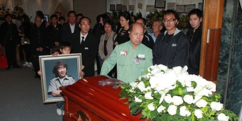 实拍林正英"徒弟"许冠英葬礼,钱小豪红了眼眶