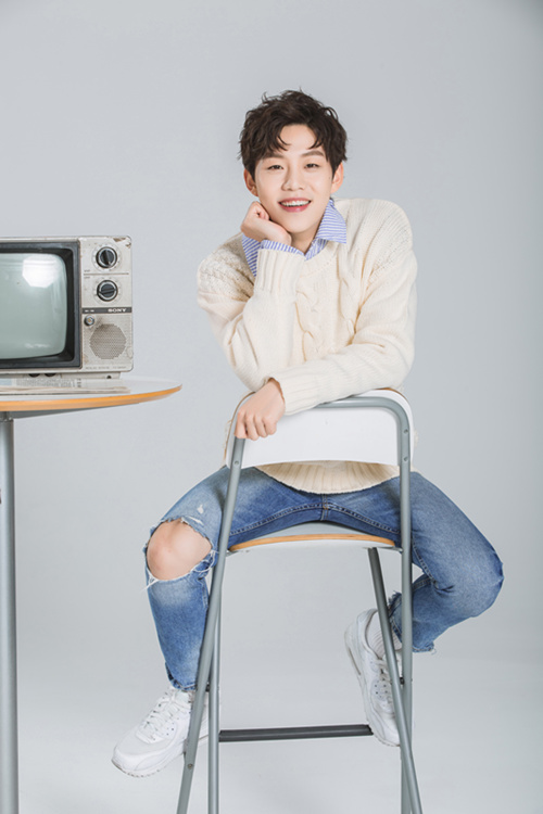 李之繁最新写真曝光 毛衣少年尽显温柔