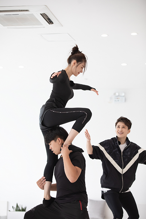 张天爱解锁高难度武术动作网友夺命剪刀腿