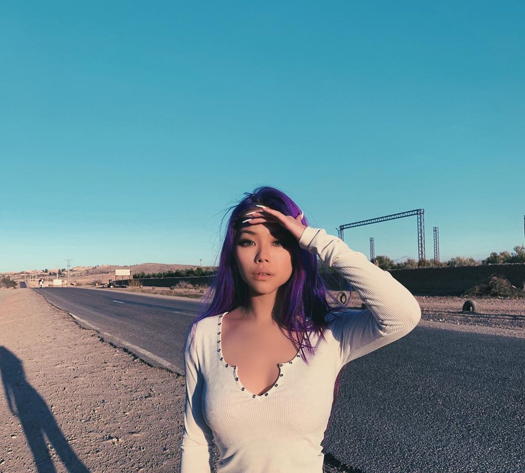 中国知名说唱女歌手万妮达国外晒自拍,女明星真的是想瘦就瘦啊