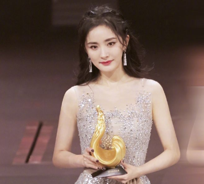 微博之夜喜获两个奖后,杨幂再度拿奖!看清奖项后粉丝喊话恭喜!