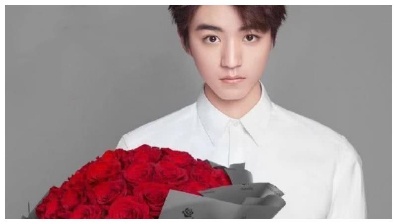 有种"神仙组合"叫王俊凯,手拿鲜花让人沉迷,好想谈恋爱啊!