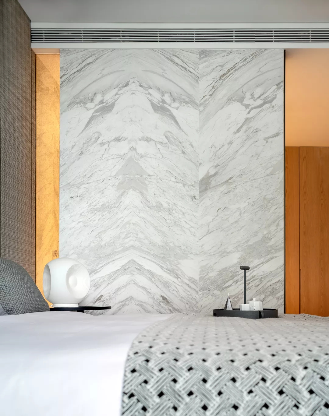 装修公司案例｜极简风设计师操刀的高端豪宅，奢华外表展优雅内涵