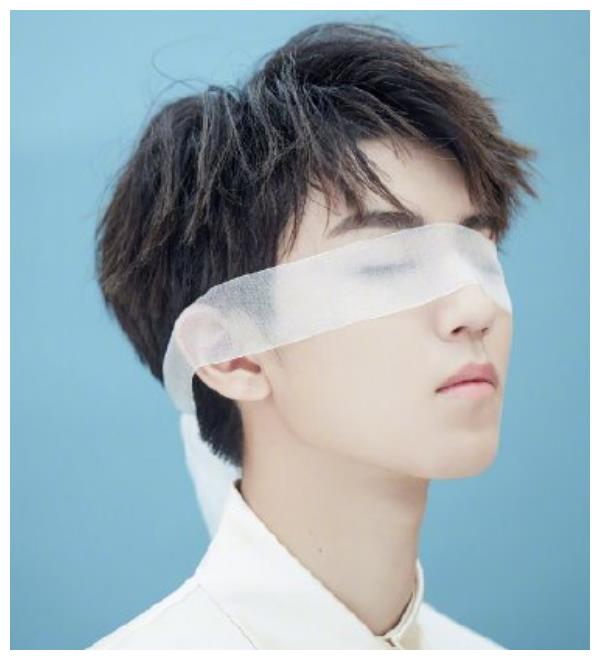 很多网友都觉得这样子的易烊千玺真不愧的老干部,蒙着眼睛也让人觉得