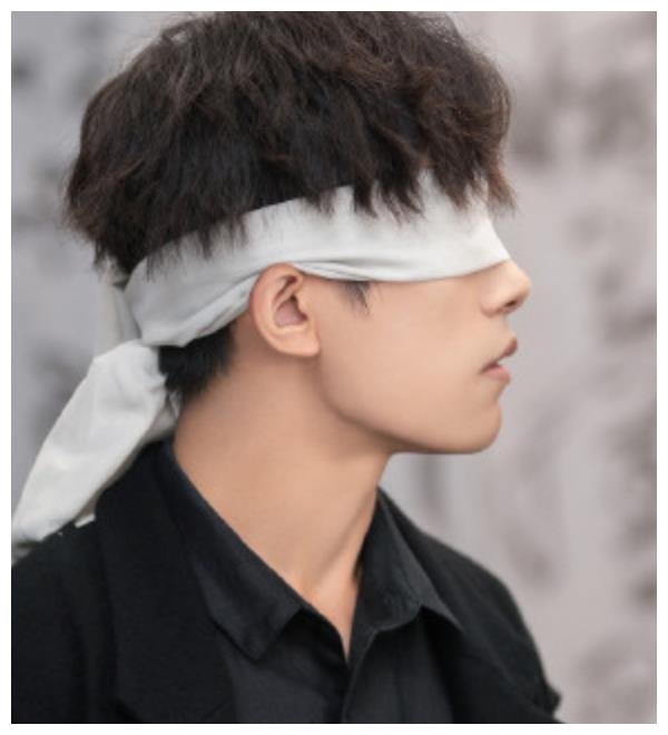 同为男星"蒙眼"造型:躲过了易烊千玺,逃过了王俊凯,王一博