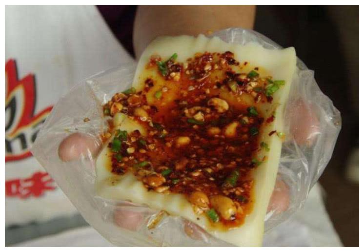 四川西昌手摊凉粉,是吃辣椒油还是凉粉?外地人一脸黑人问号